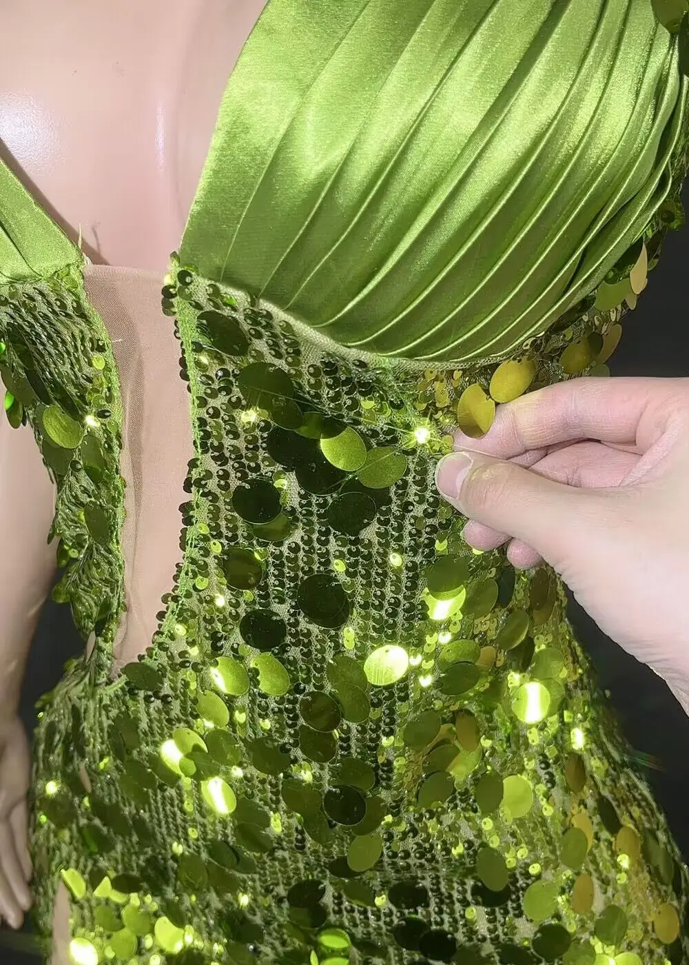 Falda corta con cuello en V profundo y lentejuelas brillantes para mujer, vestido Sexy para fiesta, celebración, cumpleaños, espectáculo, ropa de escenario, disfraz de baile en club nocturno