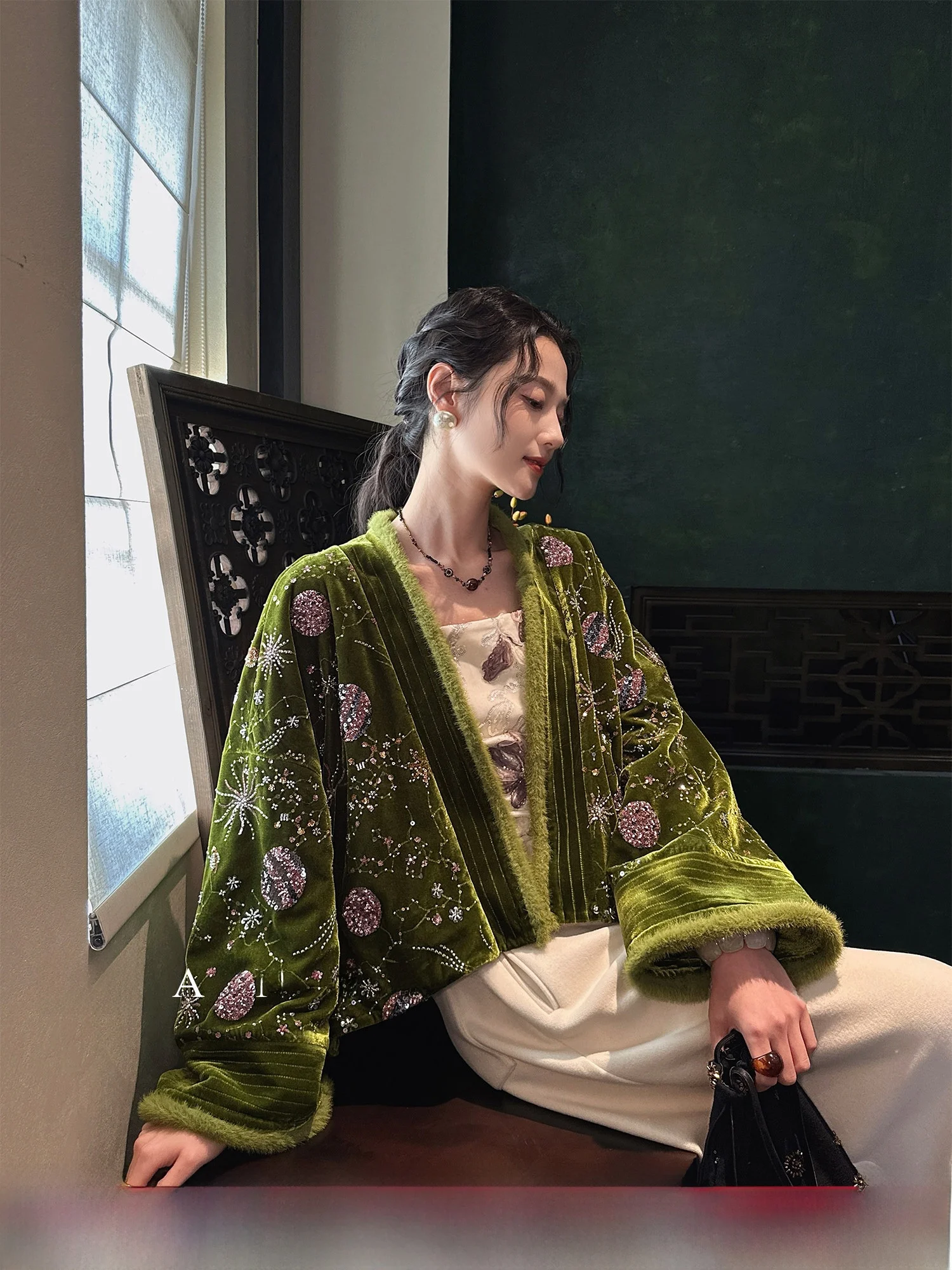 

Женская зимняя утепленная куртка Sanji Bla Flower Velvet с флисовой подкладкой, длинными и короткими рукавами, в новом китайском стиле, с жемчужной отделкой.