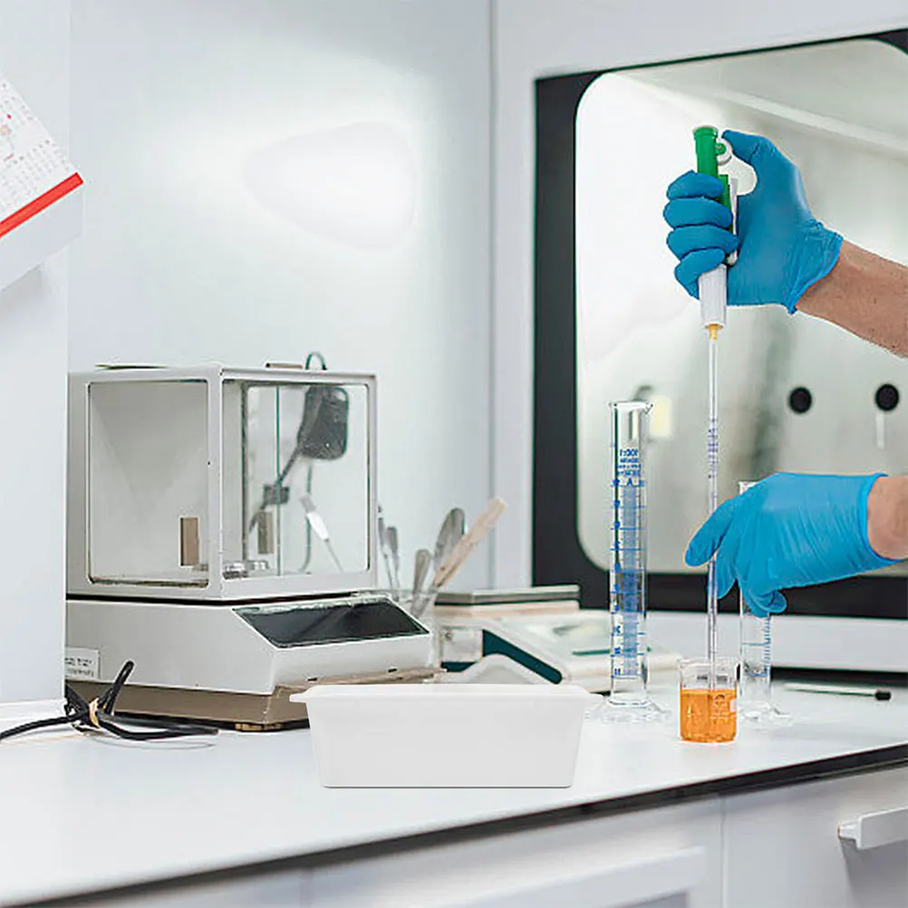 4 szt. Plastikowe prostokątne tacki laboratoryjne, odpornych na rozpryskiwanie, do organizacji środków chemicznych w laboratorium, do nauczania, badań i eksperymentów chemicznych.