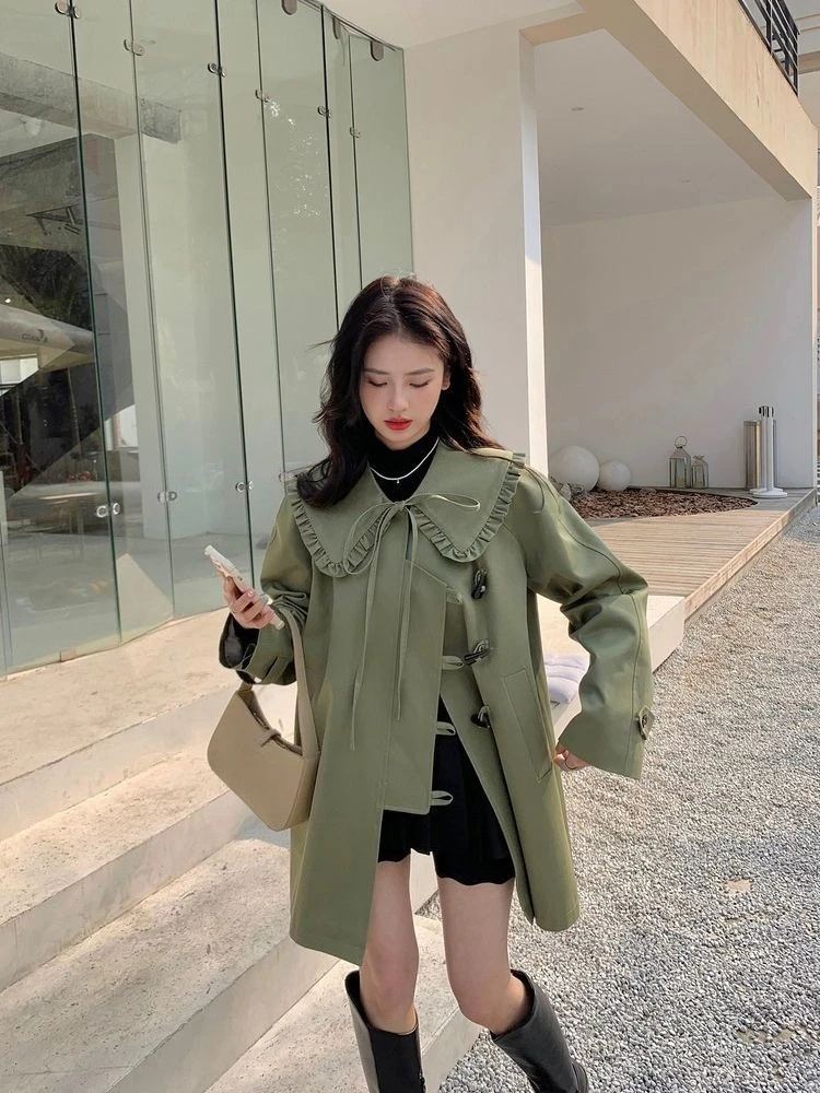 Modny płaszcz trencz na wiosnę i jesień 2025 dla kobiet o niskiej statura, w stylu koreańskim, luźny, casualowy płaszcz z guzikami z rogu, wykończeniem z koronki, długość midi.
