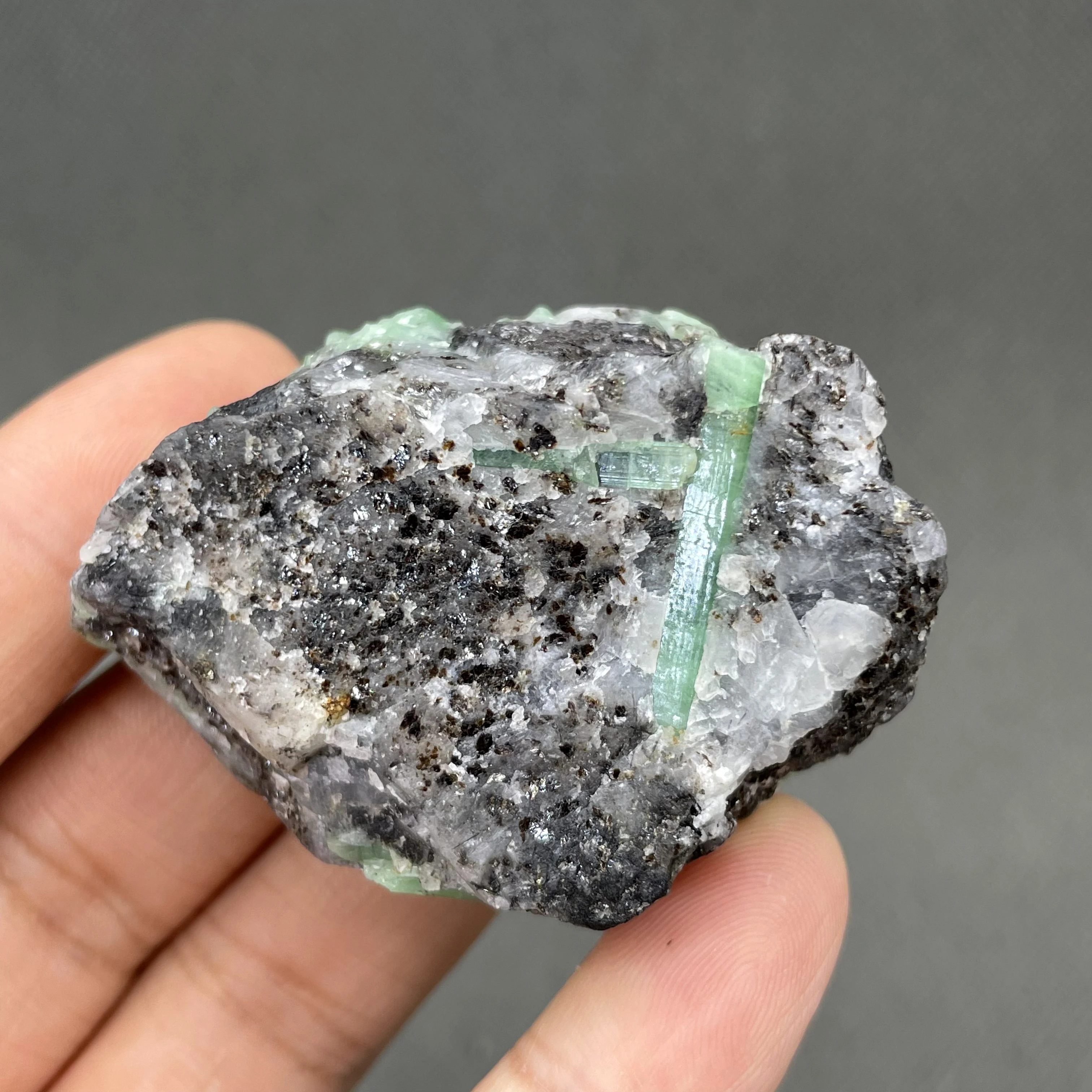 Natural emerald mineral crystal specimen healing quartz from China (crystals and stones Quartz crystal stones )