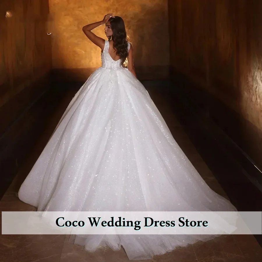 Vestidos de novia exquisitos personalizados con cuello redondo, apliques de encaje brillante, vestidos de novia de cola de corte con cuentas