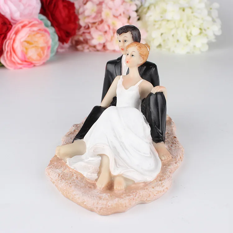 

European style bride and groom cake doll New house decorations Funny doll The bride and groom sit on the beach