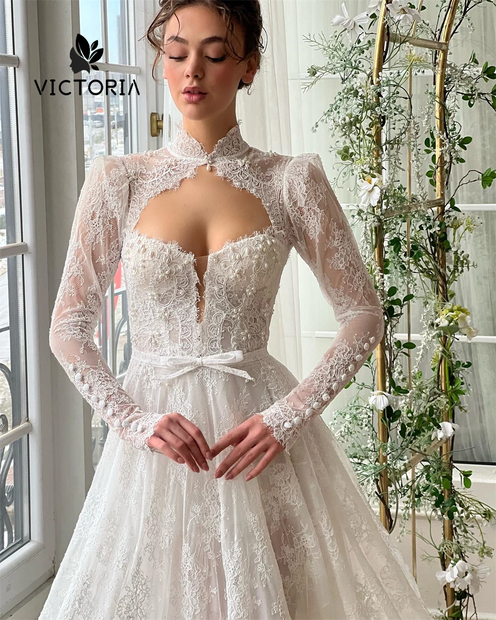 

Enchanting White Lace Dubai Wedding Dress Luxury 2025 Long Sleeves Beads Applique Backless Arabic Bridal Gowns A Line Customized