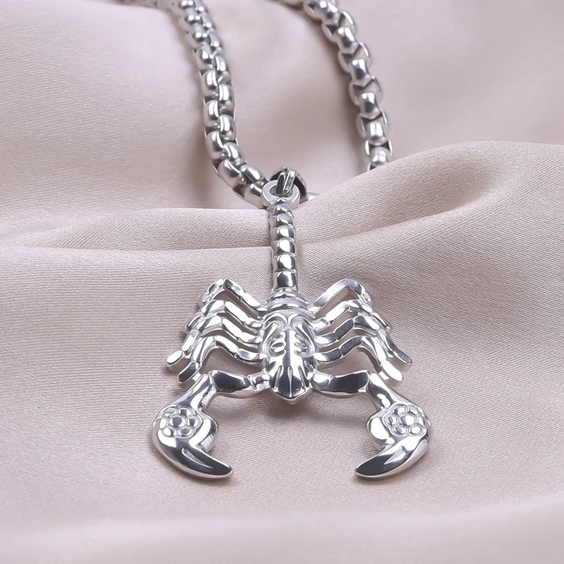 Punk Animal Crawl Scorpion Pendant 50cm Chain Necklace Hip Hop Male Jewelry Stainless Steel Necklaces For Women Men Accessories