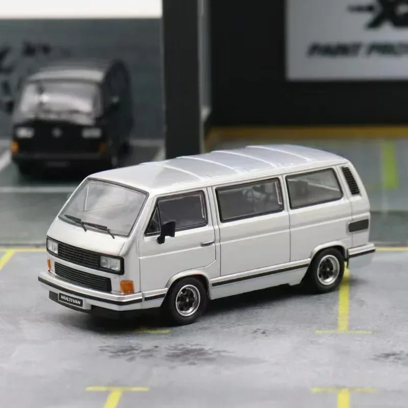 

Модель автомобиля под давлением Master 1:64 Por B32 и T3 Multivan 1985 silver low edition