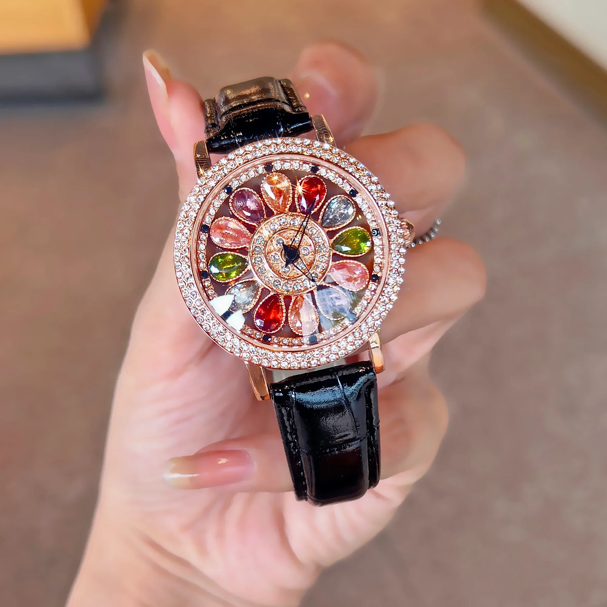 Dazzling and Stylish Luxury Women's Watch, Quartz Watch Set with Colored Rhinestones and Featuring a Captivating Rotating Dial