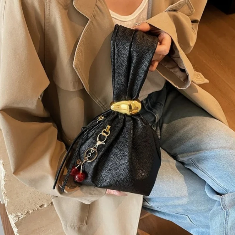 

2026 женская классическая плиссированная тонкая сумка нишевого дизайна, модная повседневная универсальная зимняя бестселлерная сумка, женская классическая сумка