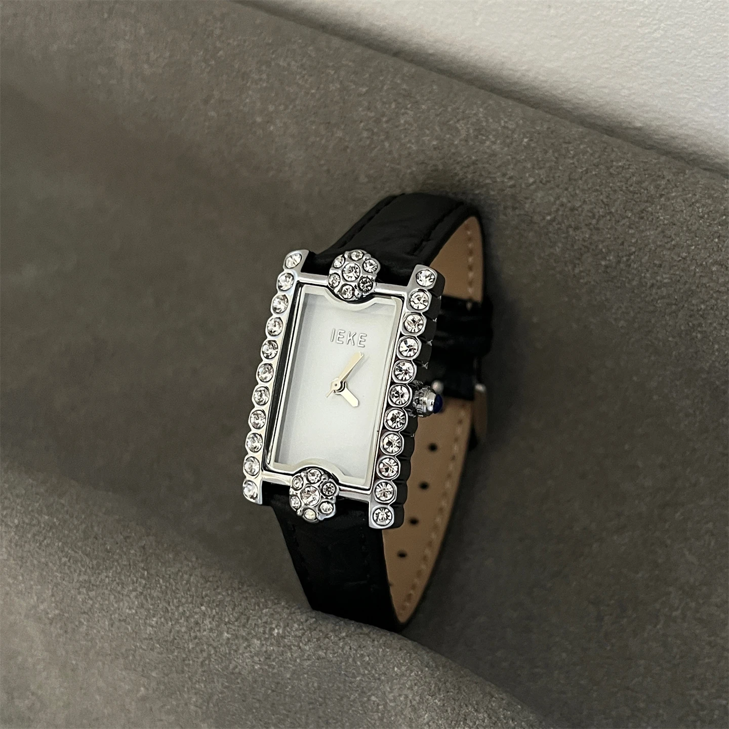 2026New وصول مستطيلة صغيرة زهرة ساعة ماسية المرأة خمر نمط أنيق وبسيط السيدات ساعة يد نسائية