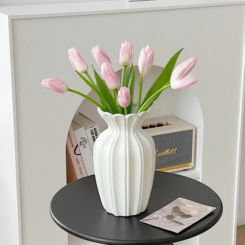 White ceramic vase with a short and plump neckline design, simple and modern living room decoration, and a sense of luxury