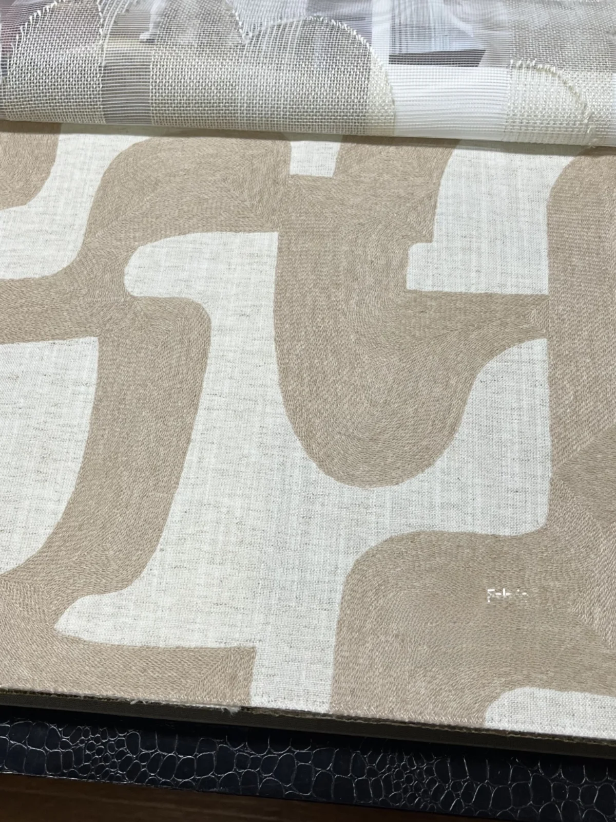 

Элитная портьерная ткань Casamance LUMINESCENCE с геометрической вышивкой нитями в скандинавском стиле для декоративной отделки окон в доме
