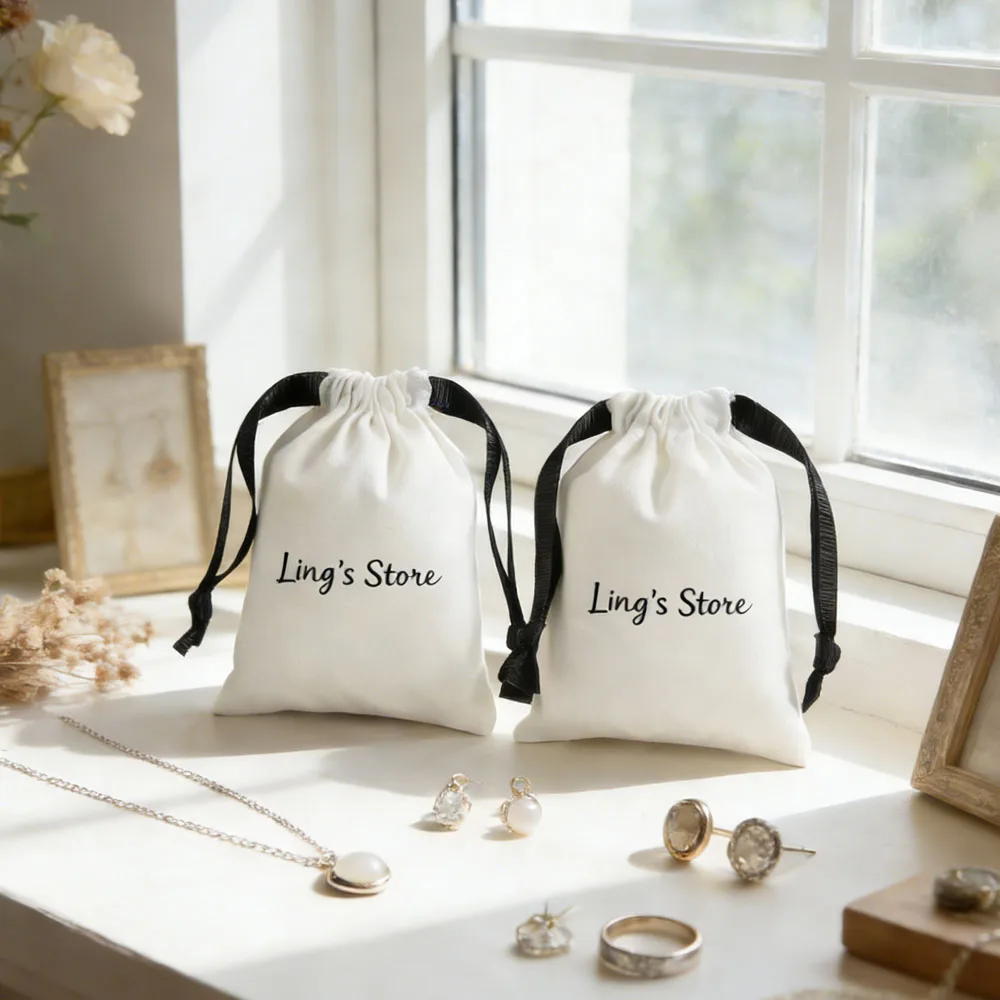 

Новые белые холщовые сумки с черным шнурком, с возможностью нанесения логотипа, подарочные хлопковые мешочки для хранения колец, серег, ювелирных изделий, органайзеры.