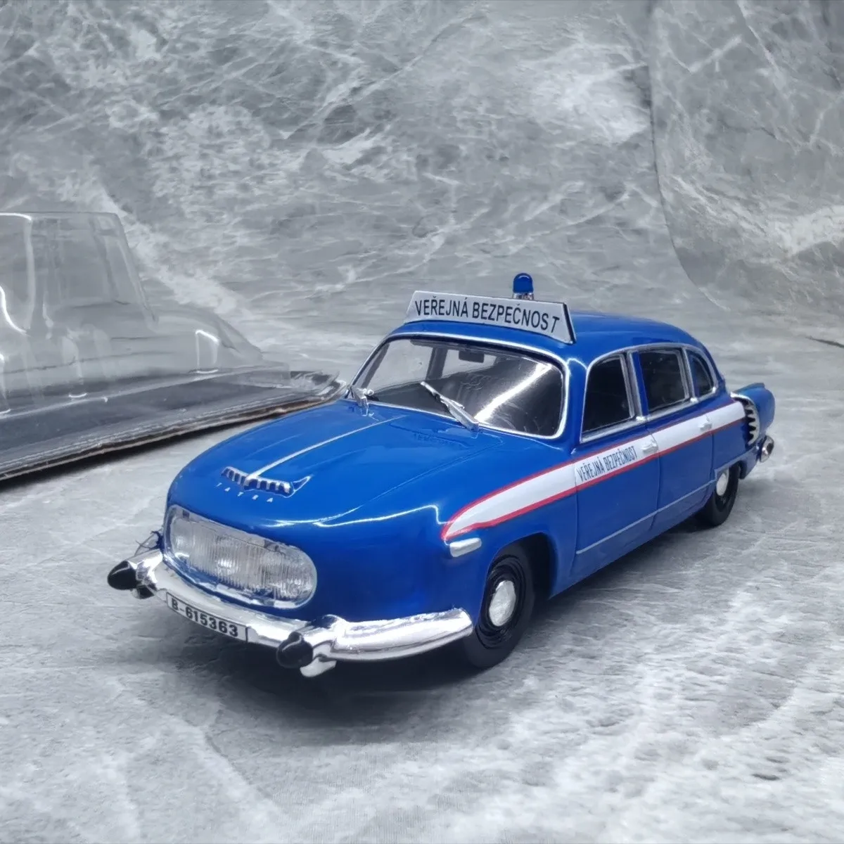 1:43 Tatra 603 Police Car Model Classic Retro Car Ornament Collection Display