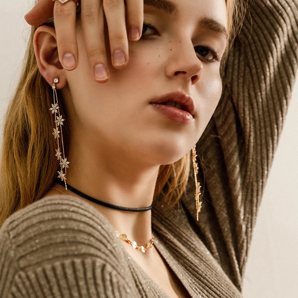 1 Pasang Anting Gantung Berlian Imitasi Bunga Tanpa Tindik Klip Telinga Pesta Pernikahan Perhiasan Elegan untuk Wanita Hadiah Pengantin