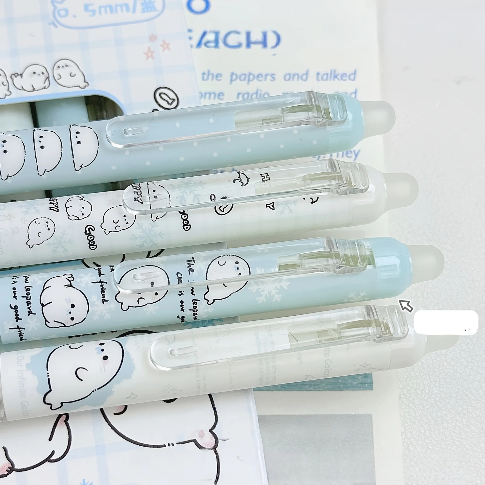 8er-Pack schwarzer Gelstifte mit zufälligen Designs, mit einer niedlichen Robbenform, hoher ästhetischer Attraktivität, einziehbar und abwischbar, geeignet für Grundschüler, leicht abwischbare schwarze Gelstifte, unverzichtbar für Lern- und Büronutzung, schwarze Unterschriftenstifte – Detail 4