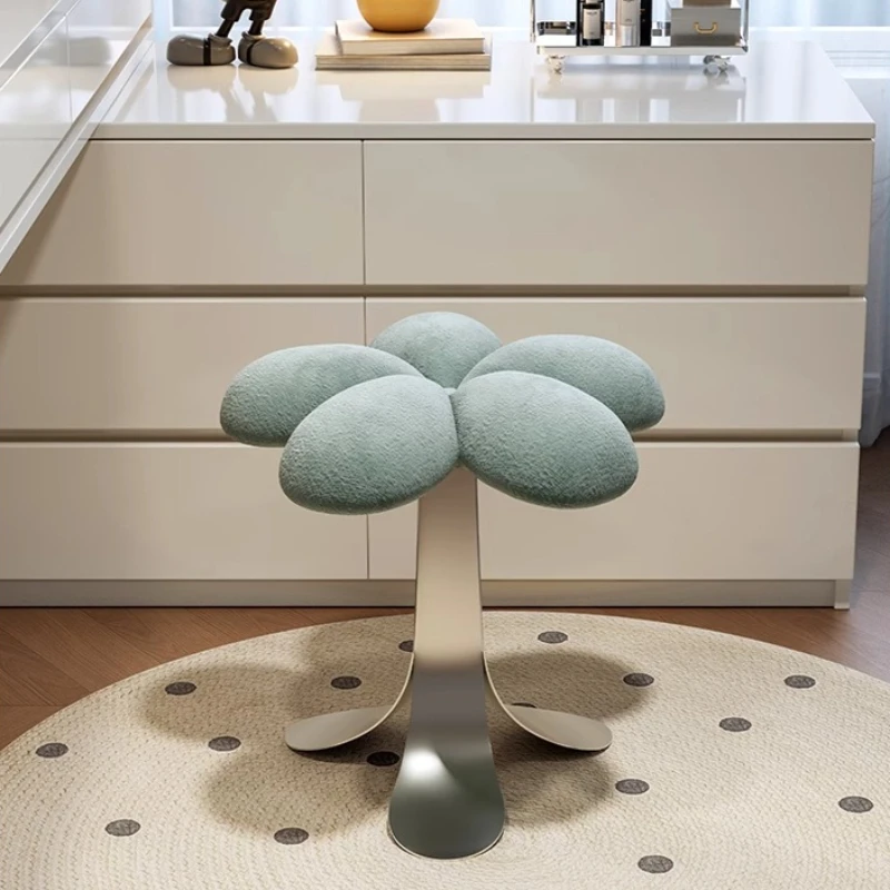 

Стул для спальни в скандинавском стиле, креативный табурет-лепесток, черный бархатный стул, компактная мебель, красивый стул для макияжа