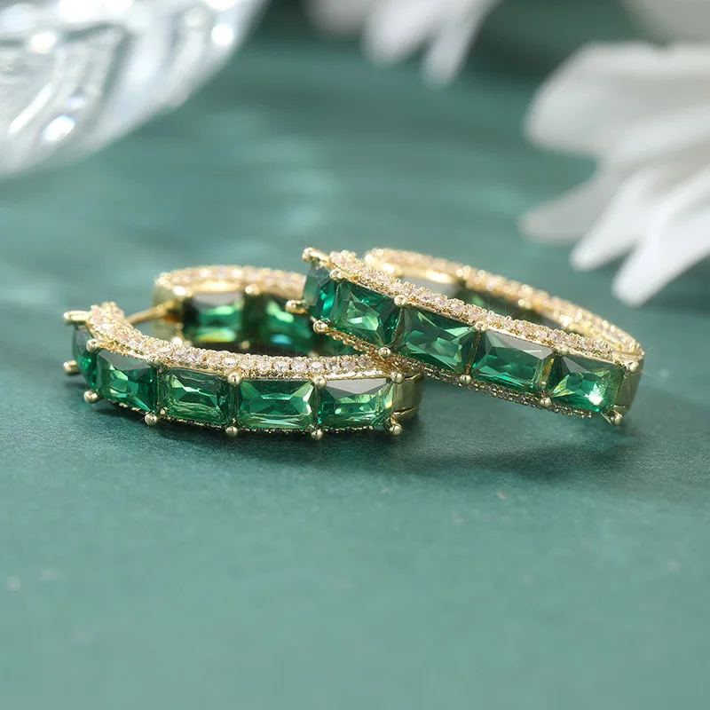 Luxuriöse geometrische synthetische grüne Zirkon-Creolen für Damen, modische goldfarbene Hochzeits-Brautohrringe, romantischer Schmuck – Detail 2