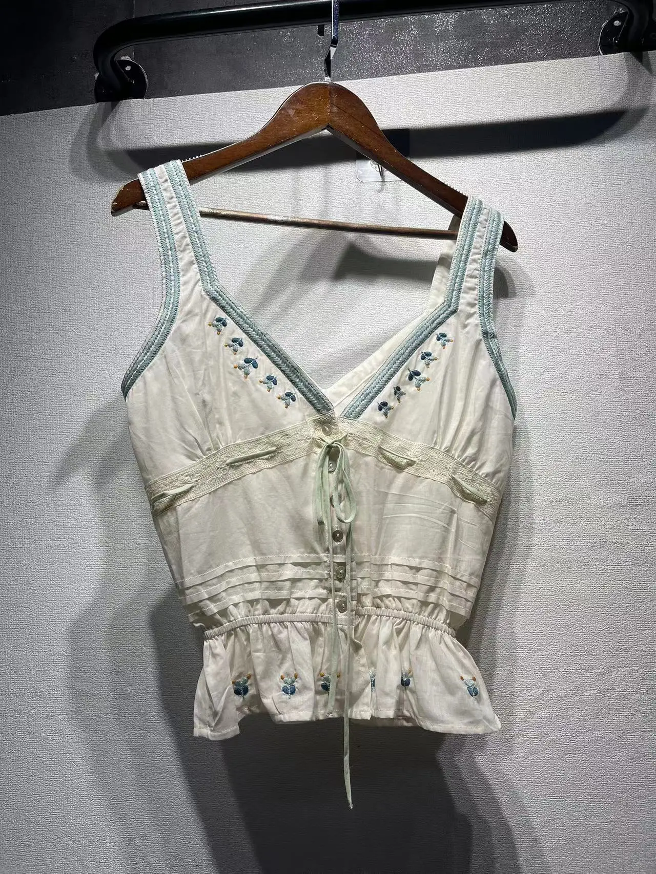 Women\'s Set 2024 New Spring Summer Lace Embroidery V-neck Slim Sexy Sleeveless Vest or High Waist Shorts