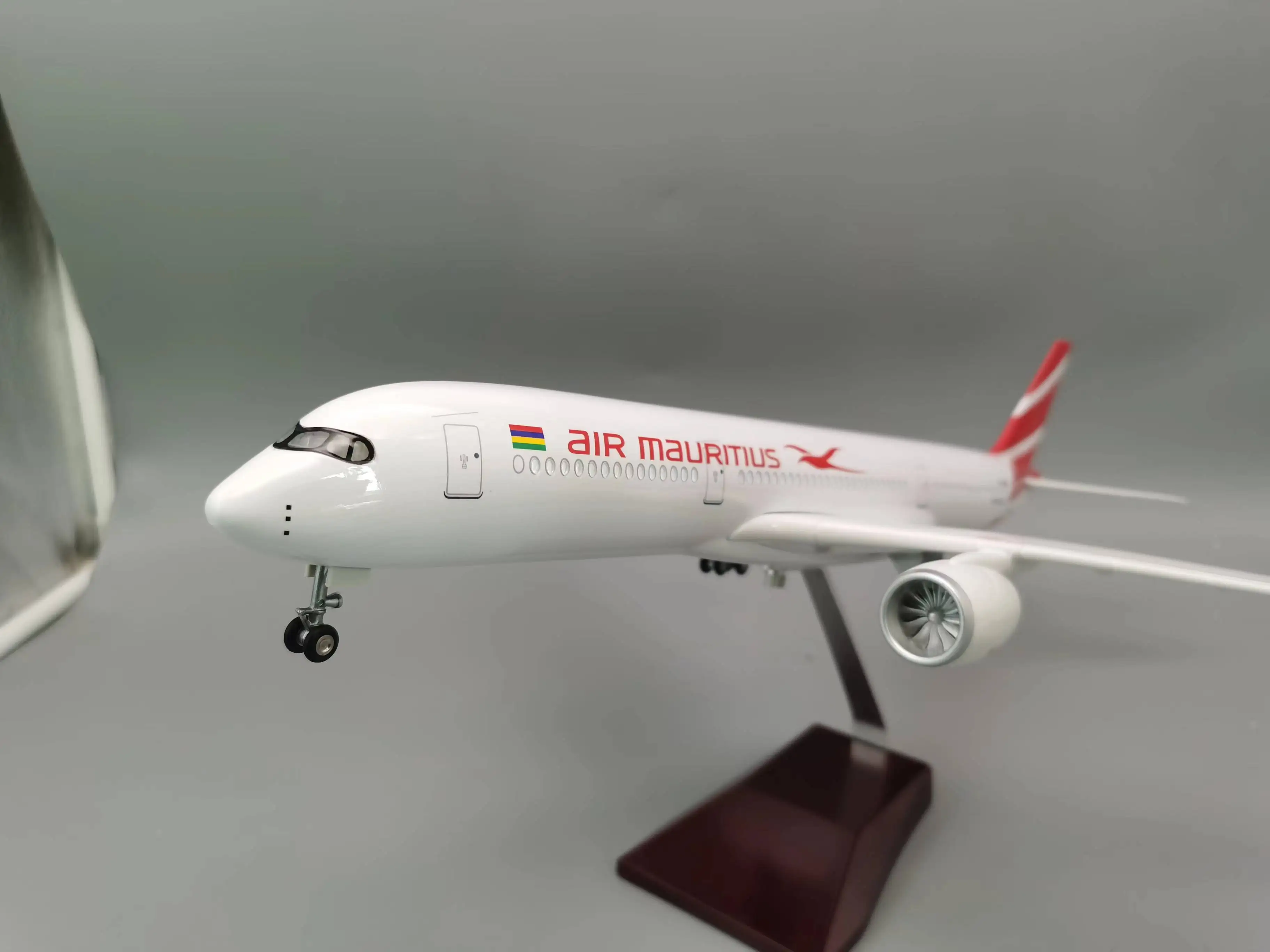 لعب الأولاد الطائرات 47 سنتيمتر 1:85 مقياس الطائرات نموذج الهواء موريشيوس A350 طائرة الخطوط الجوية دييكاست الراتنج الطائرات جمع هدية بواسطة