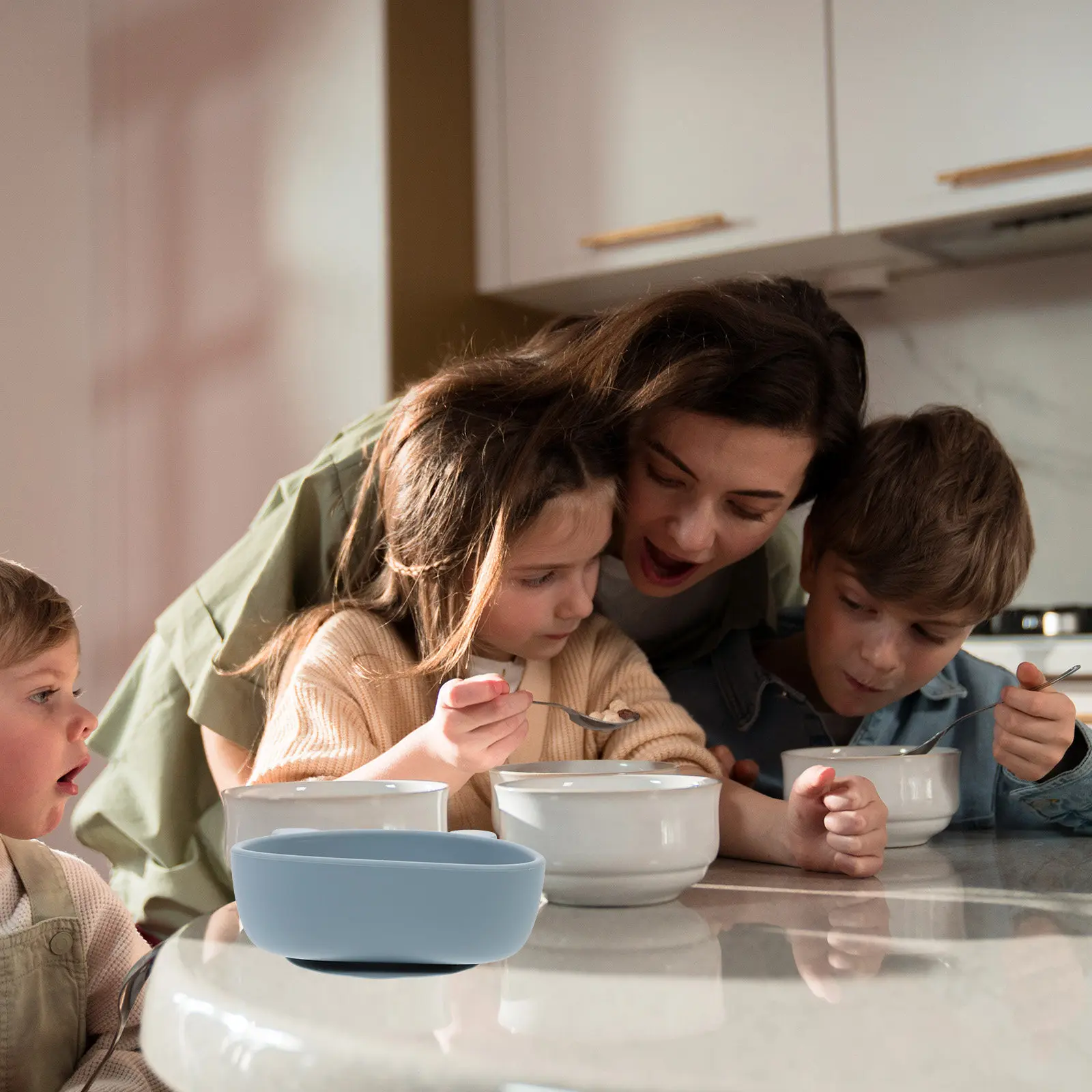 

Силиконовая детская тарелка на присоске для малышей, портативная, легкая, пищевая, нескользящая, для кормления младенцев, защита от проливания, для детей