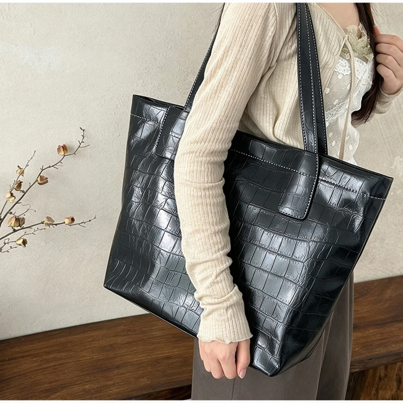 Korea Shiny Leather Crocodile Pattern Tote Bag Women Retro Black Large Capacity Shoulder Bag Fashionable Simple Casual Handbag