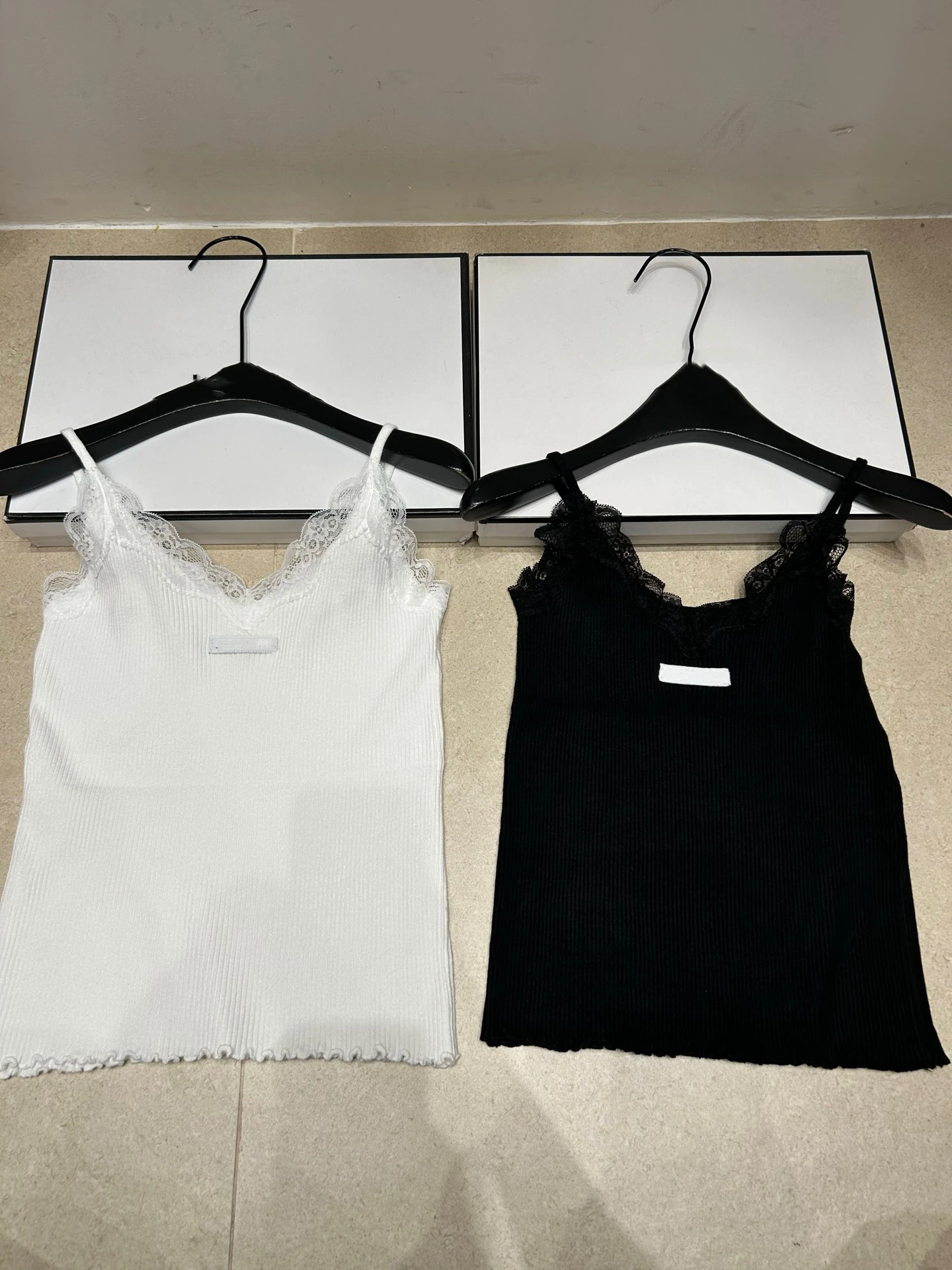 

VIBE Lace Trim V-Neck Strap Vest Women's Slimming Versatile Knitted Top Elegant Style Soft Fabric Breathable Summer New Arrival