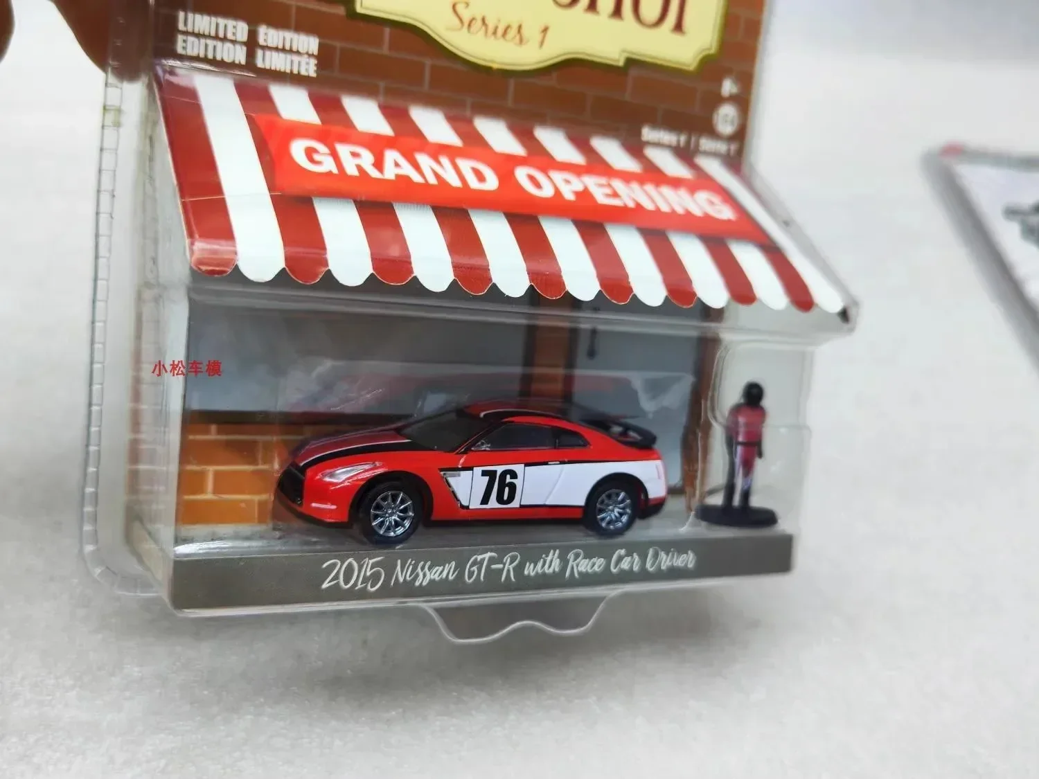 1:64 2015 Nissan GT-R com motorista de carro Rac Diecast modelo de liga de metal brinquedos para coleção de presentes