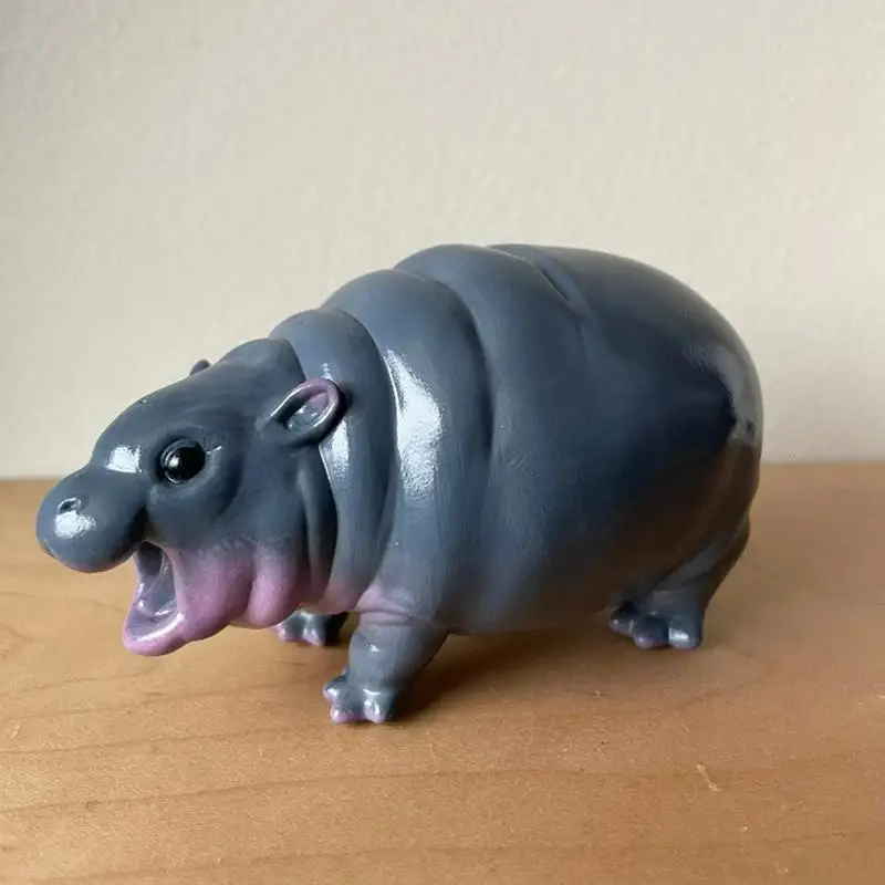 Moo Deng Hippo Dekoracje do domu Wystrój pokoju Rzeźby Śliczne Hipopotam Figurki z żywicy Akcesoria samochodowe na biurko Miniaturowe statuetki