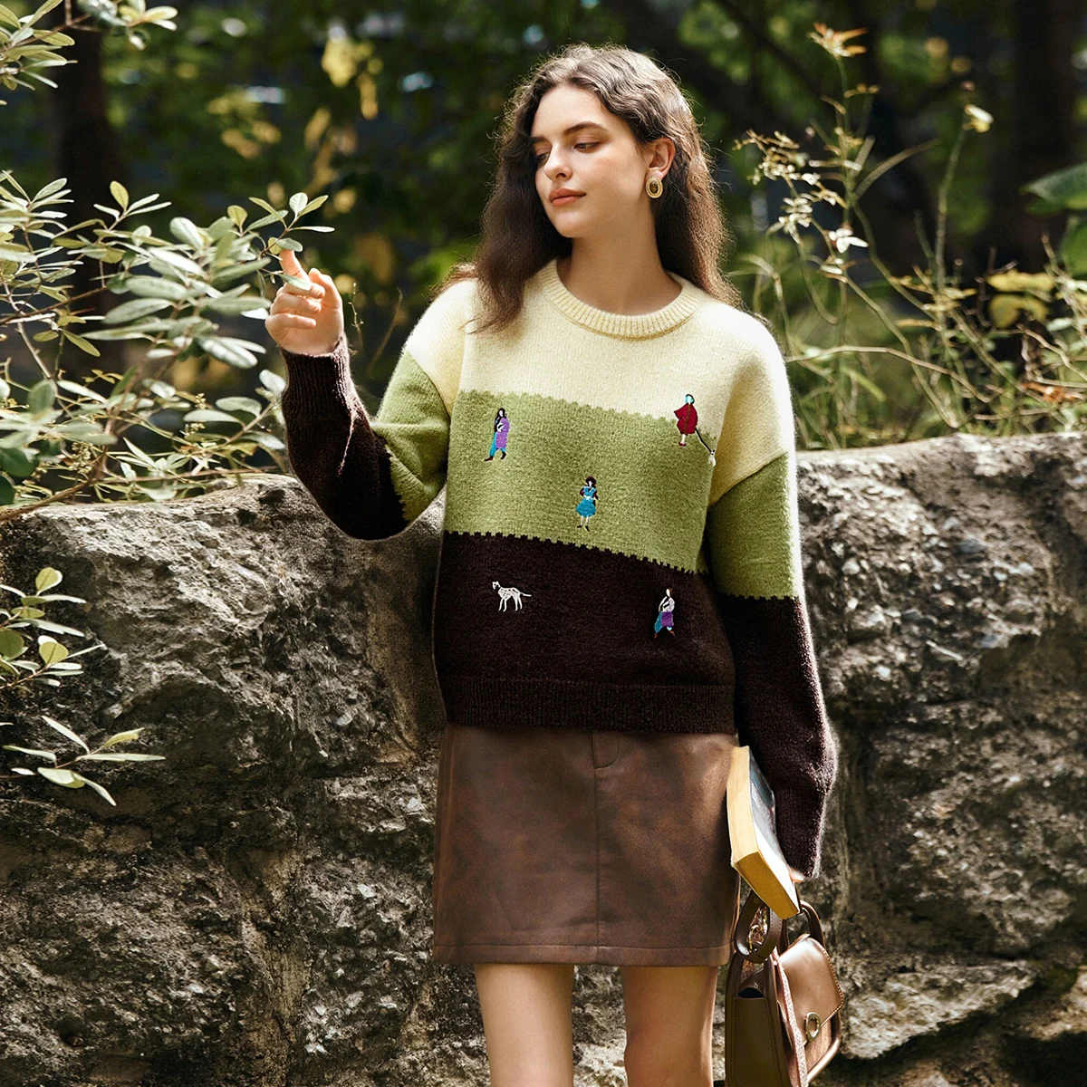 OLrain المرأة متماسكة سترة 2025 الخريف كتلة اللون المطرزة س الرقبة طويلة الأكمام البلوز نمط غير رسمي كسول O57DM002331