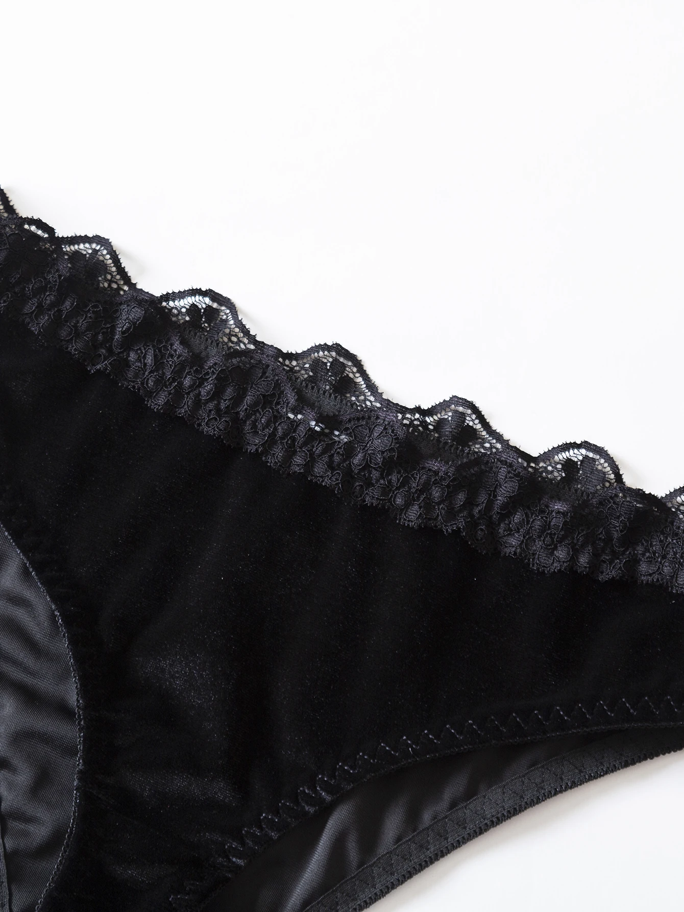 Zestaw bielizny w stylu vintage z regulowanymi ramiączkami, czarna koronka, gotycka odzież intymna dla wyrazistej kobiecości.