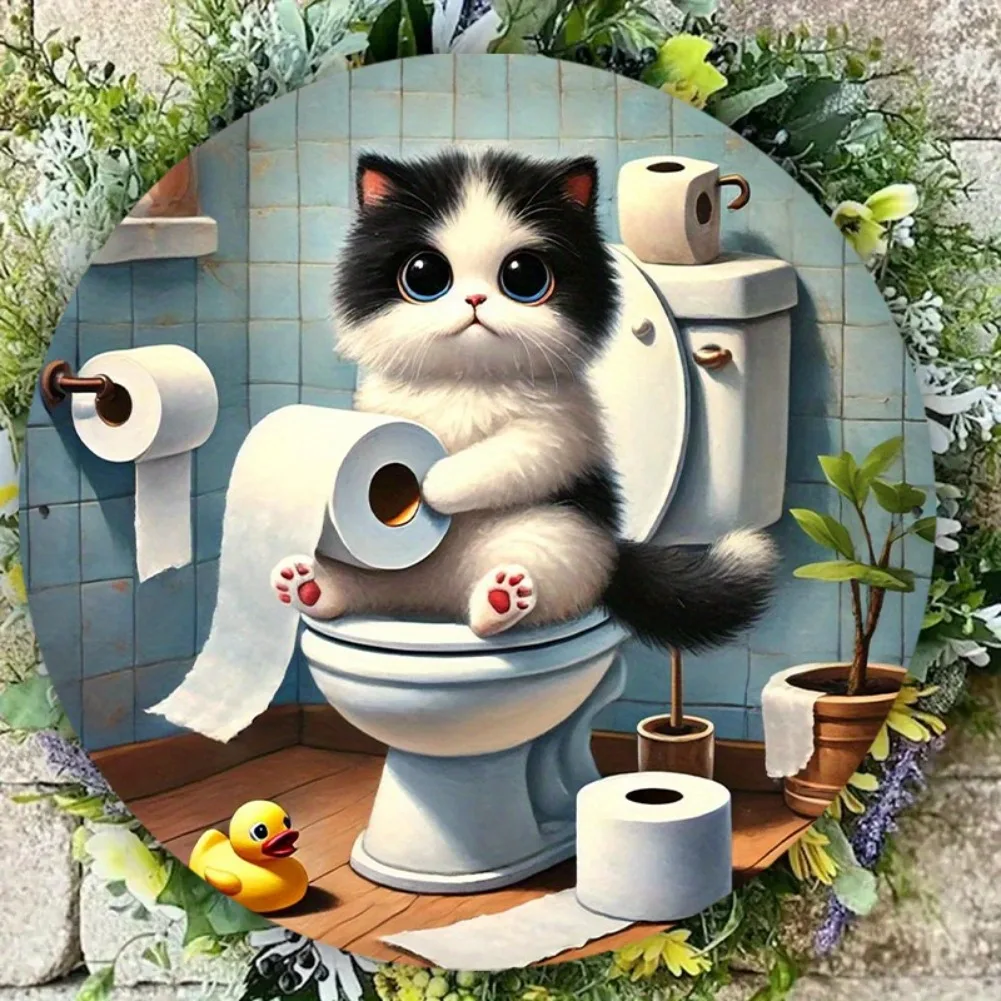 7,8 x 7,8 Zoll rundes Vintage-Aluminiumschild „Charming Cat on Toilet“ aus Metall – skurrile Badezimmerszene, Wanddekoration für den Hausgarten