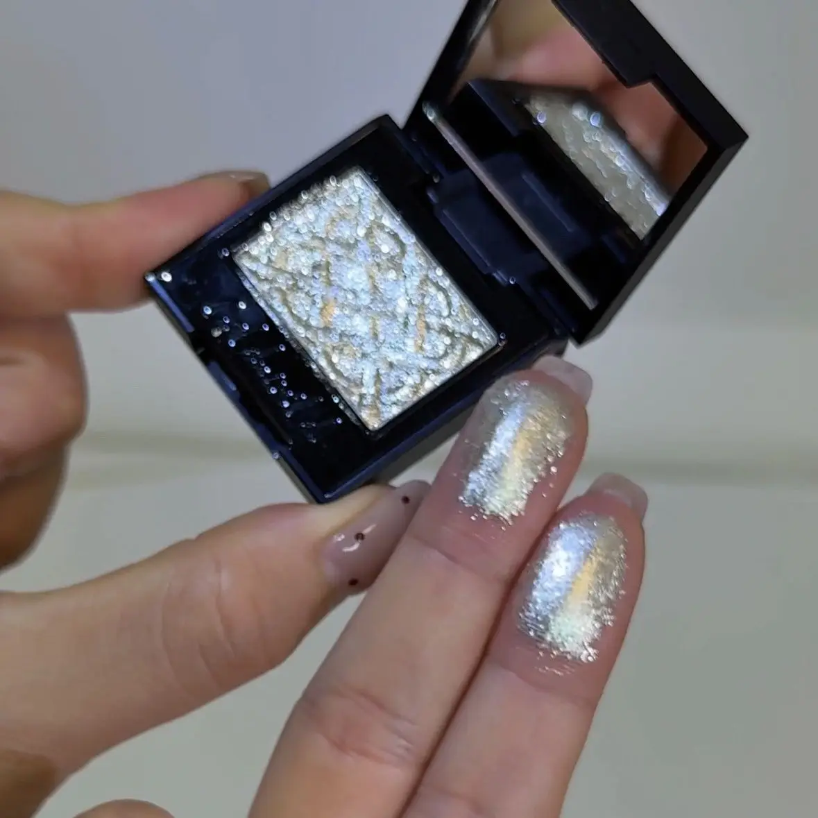 Coldwild Chameleon Shimmer Single Eyeshadow - Pure Silver, Cold Silver Y01