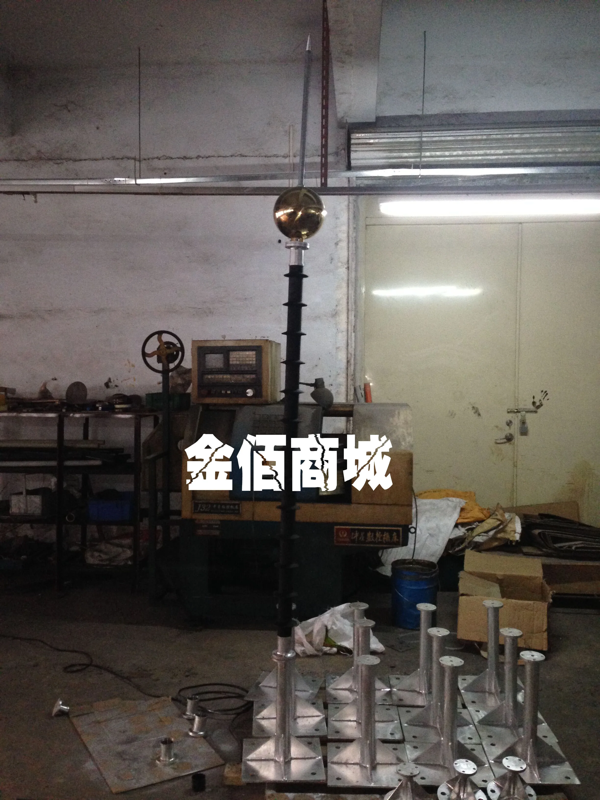 Current limiting lightning rod, dedicated lightning rod for satellite communication equipment