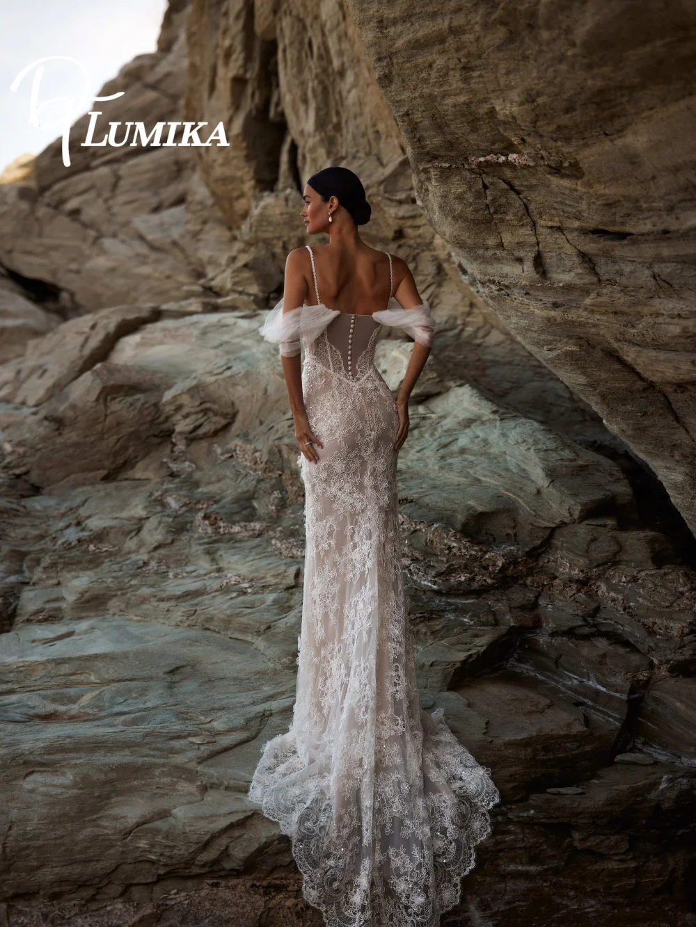 Elegancka suknia ślubna z prześwitującymi rękawami, odkryte ramiona, koronkowa suknia ślubna 2026, suknia ślubna typu syrena do ziemi, robe de mariée