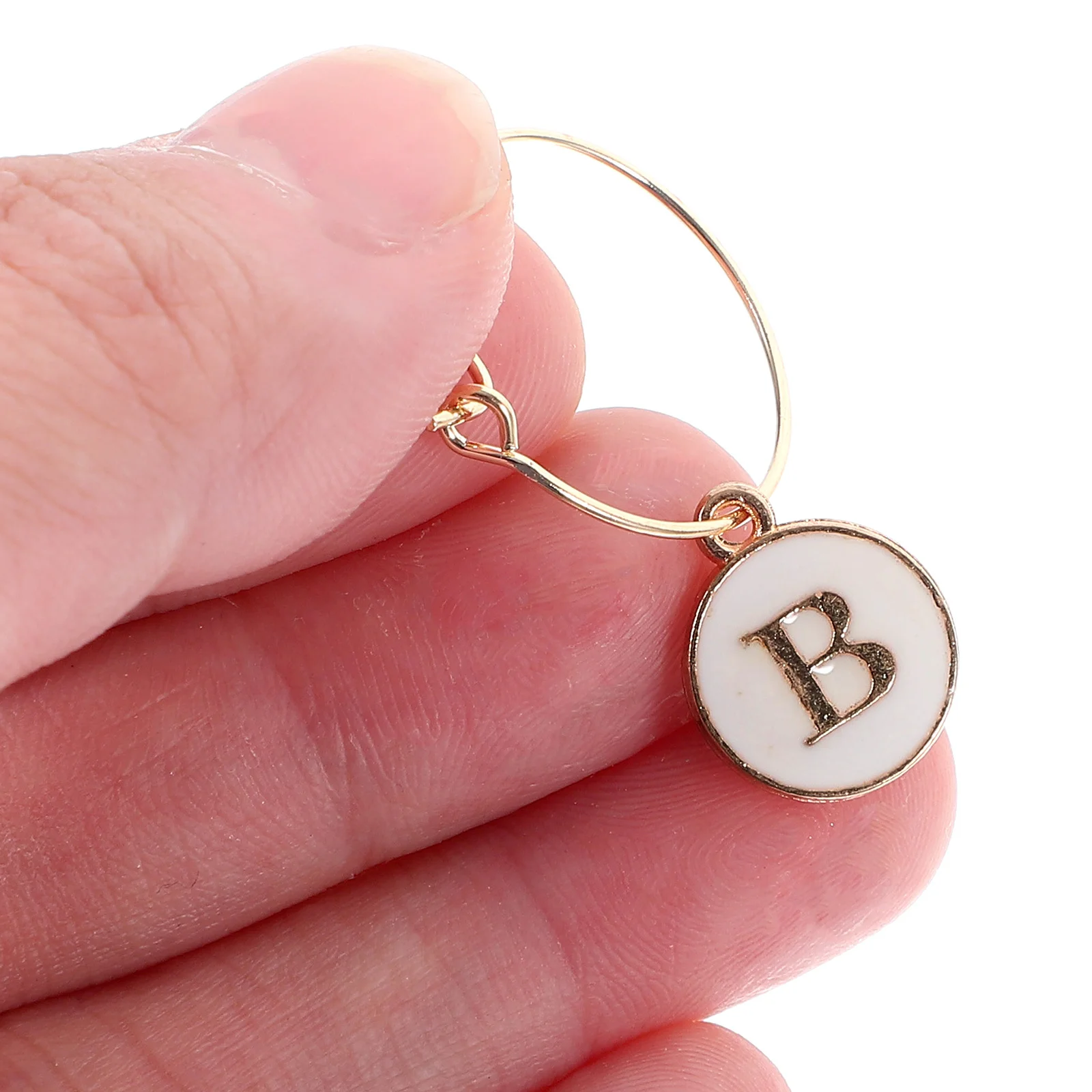 

26Pcs Letter Wine Glass Markers Reusable Zinc Alloy Drink Tags for Parties Banquets Personalized Cup Identifier Decor