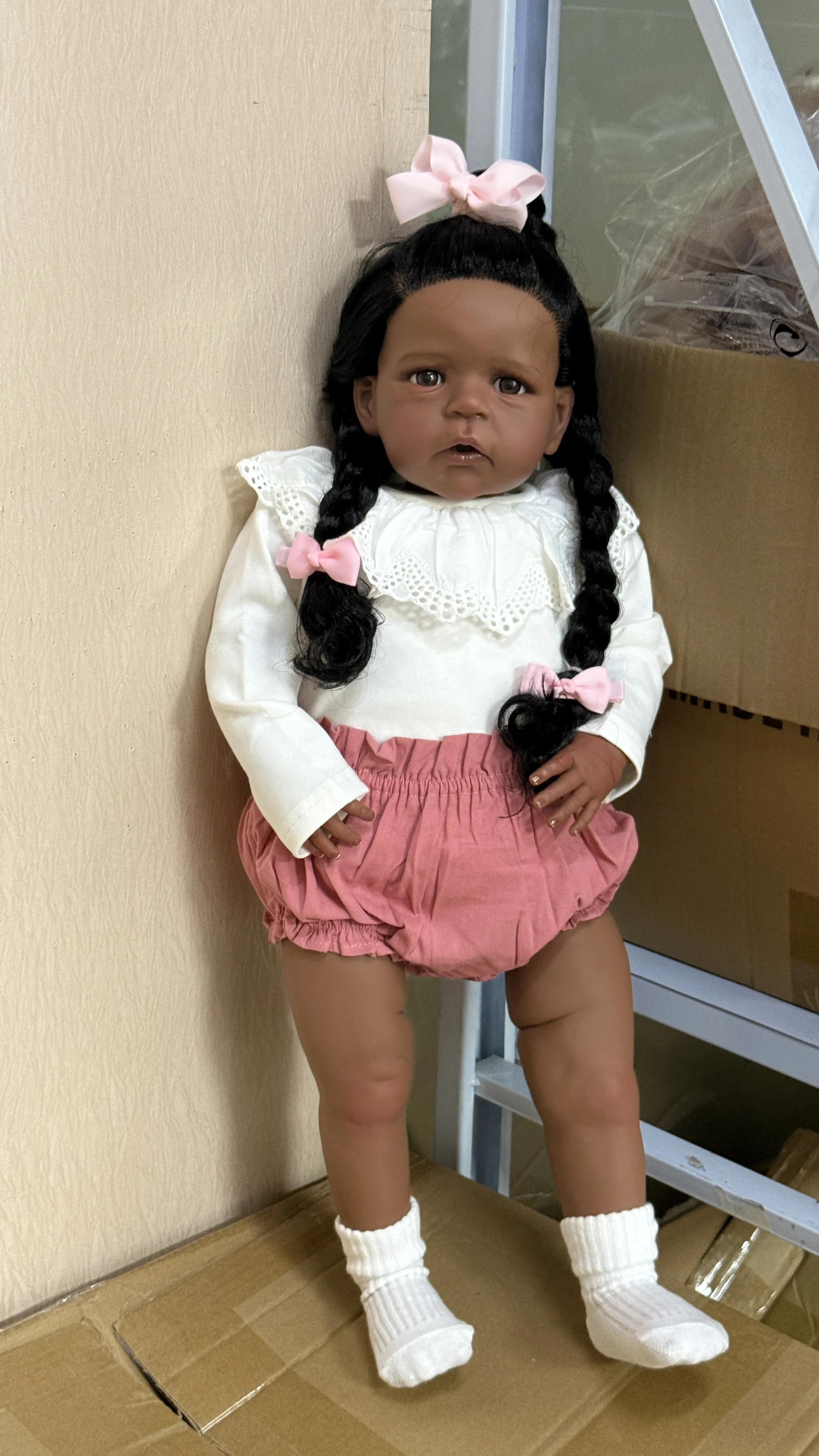 Muñeca Reborn Sandie de 60 cm, realista, con múltiples capas de pintura, piel oscura y cabello enraizado a mano, bebé niña.