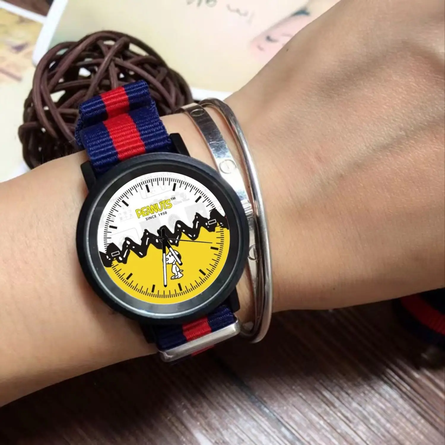 Snoopy animation peripheral male and female students niche light luxury quartz watch cartoon interesting design y2k watch gift