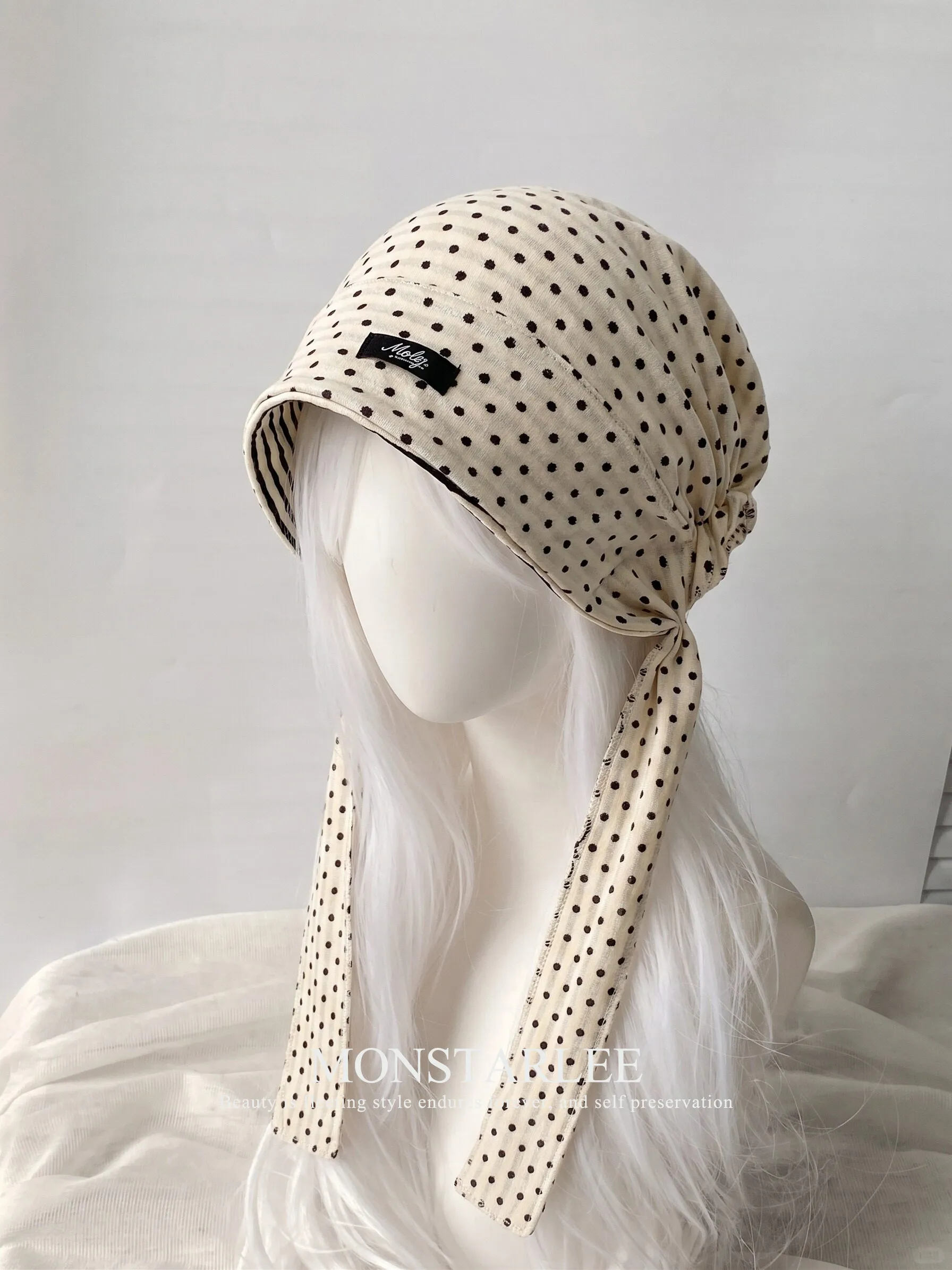 cappello-con-fascia-decorativa-a-pois-e-righe-su-entrambi-i-lati-modello-monstar-ideale-per-l’autunno-e-l’inverno-da-indossare-avvolgendo-la-testa-con-nappe-caldo-e-alla-moda-accessorio-per-donna