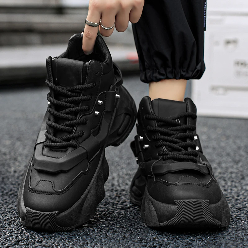 Herren-High-Top-Sneaker mit dicker Sohle, schlichter, aber hochwertiger Textur, mit dicken Schnürsenkeln und Metallnieten-Verzierung, luftgepolsterte dicke Sohlen für zusätzliche Höhe und Stoßdämpfung, erhältlich in Schwarz und Weiß, mit trendigem und robustem Design, geeignet für Herbst- und Winterkleidung, ideal für tägliche Ausflüge, Street-Casual-Looks und verschiedene andere Anlässe. – Detail 15