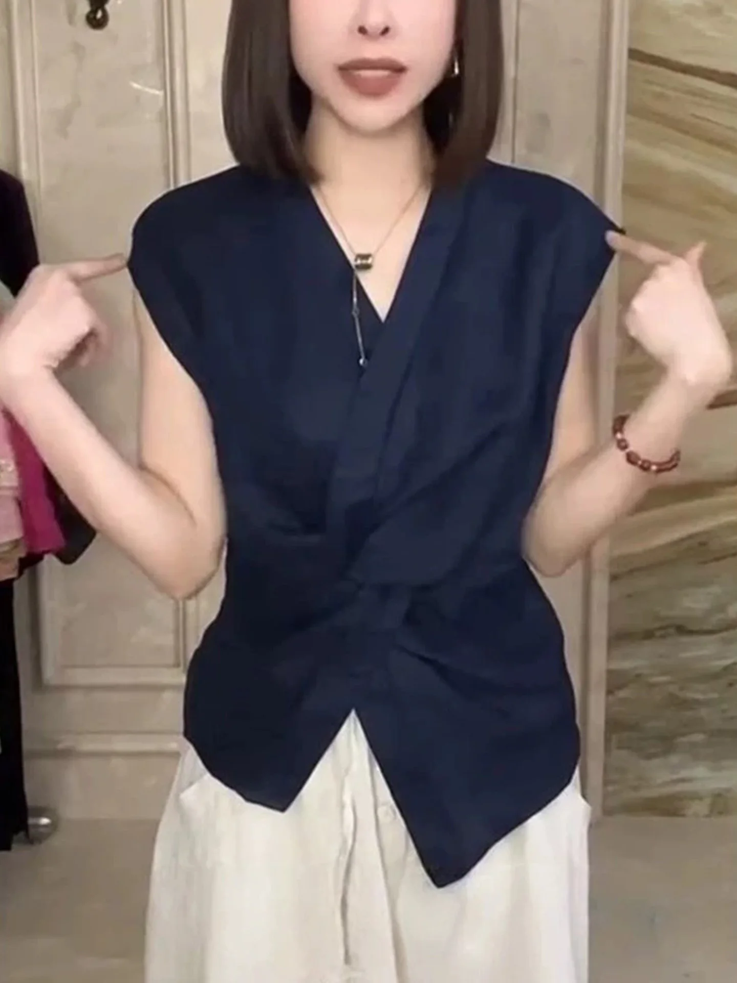 2025년 여름 여성 출퇴근용 매듭 허리 디자인 V넥 탑 심플 다용도 한국 스타일 스트레이트 컷 노 슬리브 레귤러 L...