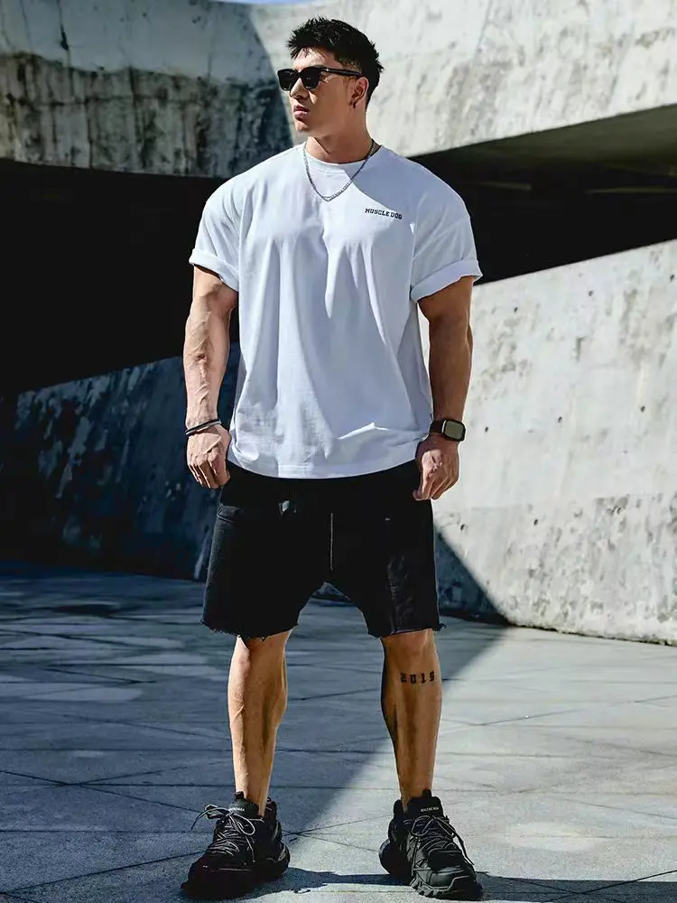 2026 Fitness man's loose sports T-shirt. Made of cotton, it is comfortable and suitable for sports enthusiasts.