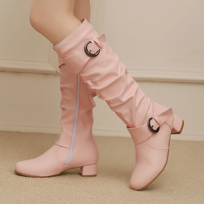 

YQBTDL 2025: милые розовые женские сапоги до колена, сапоги до колена, металлический декор на квадратном каблуке, пряжка на ремне, вечернее платье, туфли-лодочки, женская обувь