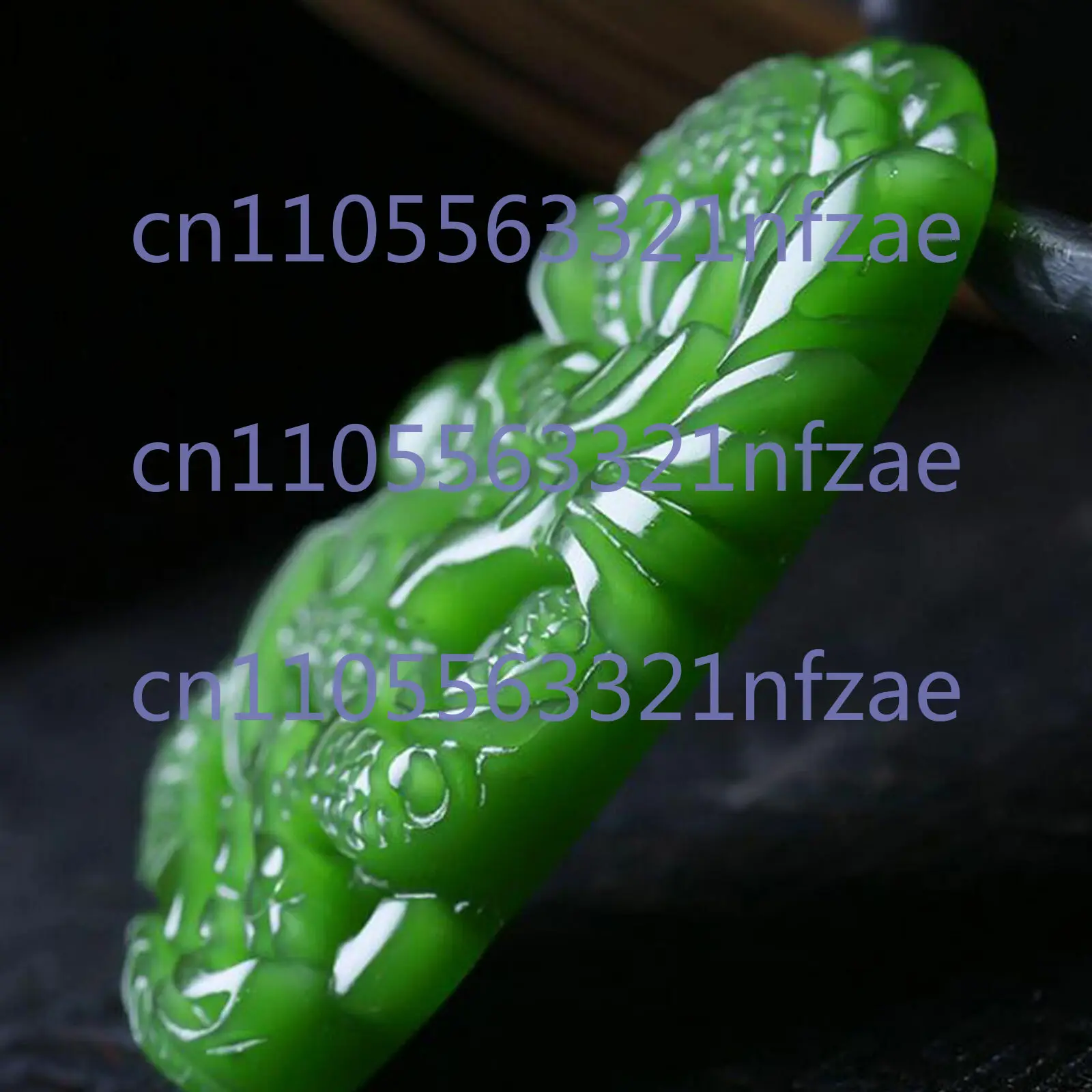 Naturalny zielony jadeitowy wisiorek w kształcie smoka, ręcznie rzeźbiony amulet na szczęście.