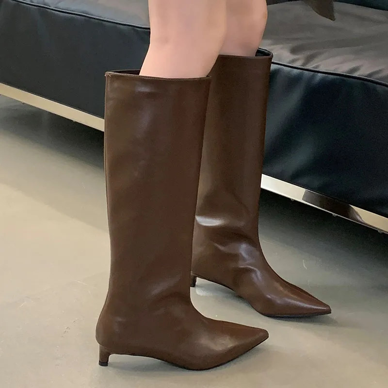 Brązowe obuwie damskie wsuwane buty do kolan dla pań moda szpiczasty nosek damskie buty zachodnie z butami na niskim obcasie