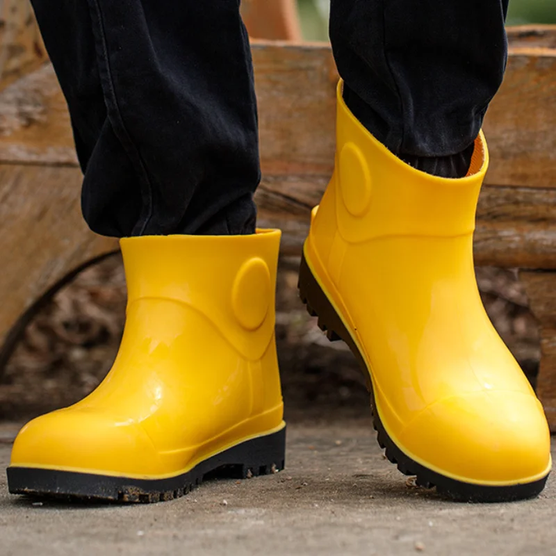 Zapatos impermeables de algodón de tubo medio, zapatos impermeables de tubo medio antigolpes, botas de minería antideslizantes con punta de acero para hombres.