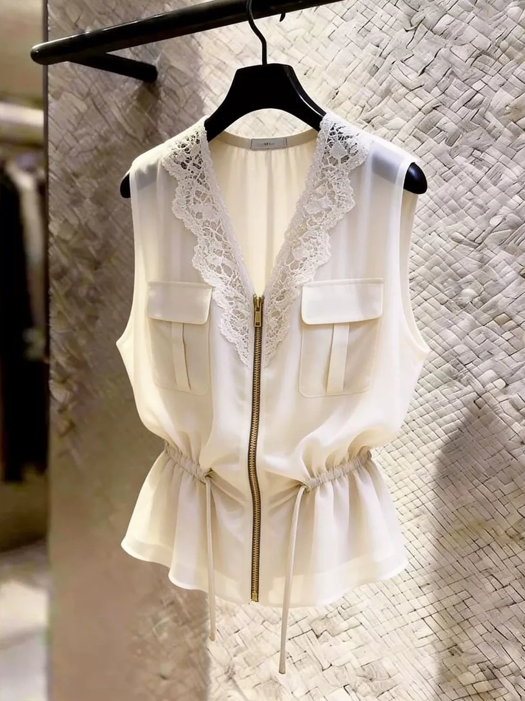 

Fashionable Lace Splice V-Neck Vest Zipper Design Unique Sensation Women's Top Korean Style Straight Cut Silk Material