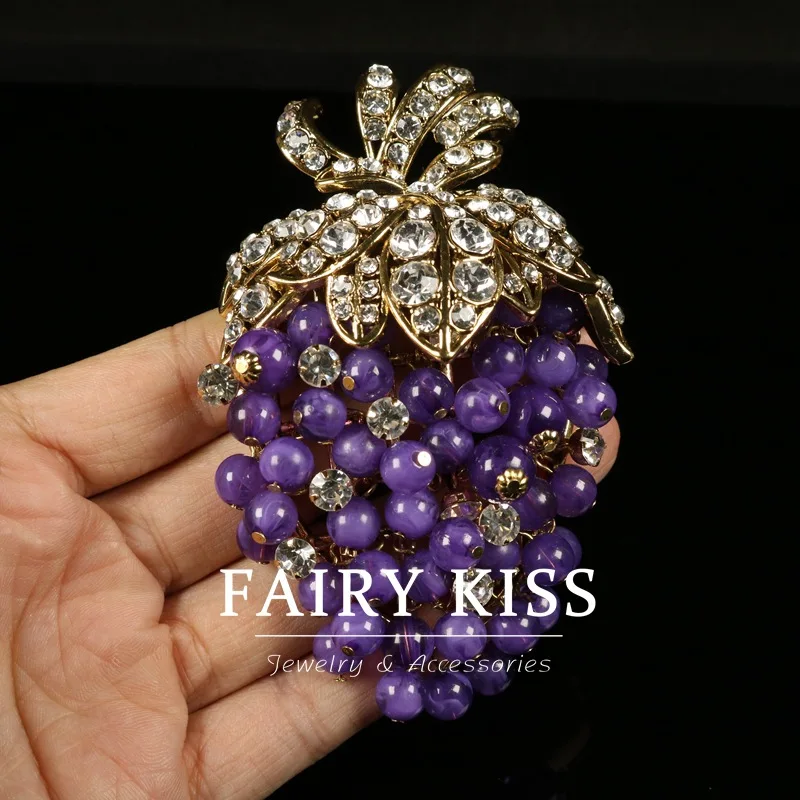 

Винтажная атмосферная брошь в форме виноградного гроздя, фиолетовая, с ажурным дизайном, изысканная, ручной работы.