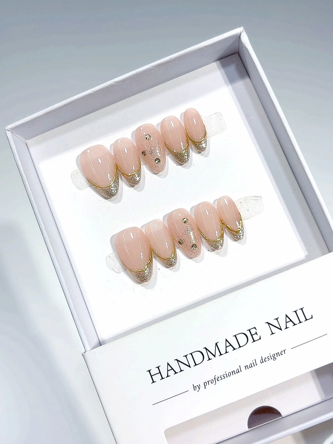 

Элегантный минималистичный модный маникюр с серебряными краями в стиле рабочего места (B109)