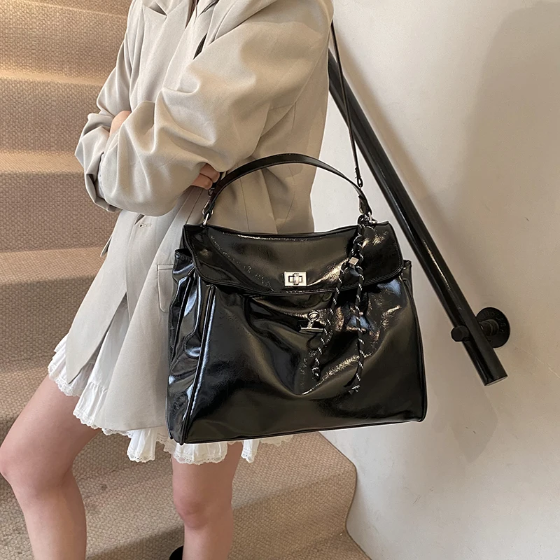 

Modern and elegant design zipper shoulder bag, trendy style women's crossbody bag, large capacity fashionable handbag