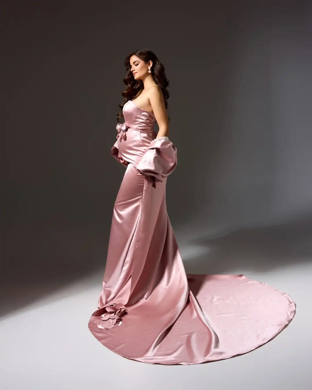 Eleganckie różowe satynowe sukienki ciążowe typu syrena na rok 2025, dwuczęściowe, ręcznie robione kwiaty, suknie na baby shower i przyjęcia, szyte na miarę.